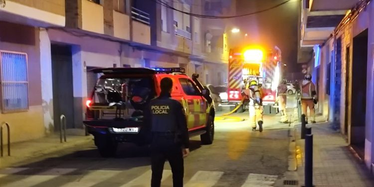 La Policía Local de Sueca salva de un incendio a un hombre que se encontraba inconsciente en el interior de su vivienda