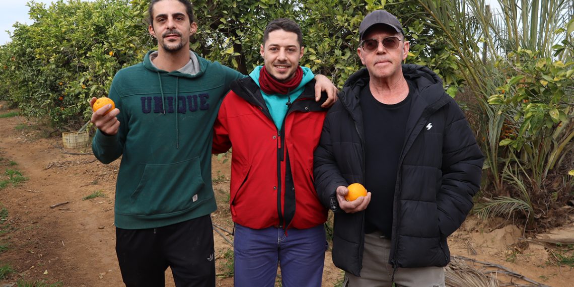 Rubén Bartual, agricultor de AVA-ASAJA pone en marcha una tienda online de naranjas para reflotar la explotación familiar afectada por la Riada