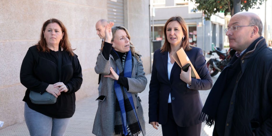El Ayuntamiento moderniza el alumbrado de El Forn d’Alcedo, instala un cajero automático y adapta las aceras para mejorar la accesibilidad