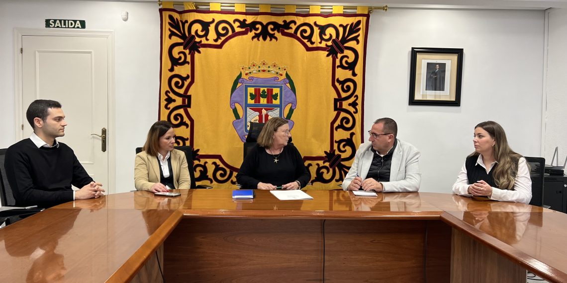 La delegada del Consell en Alicante se reúne con el alcalde de Cox