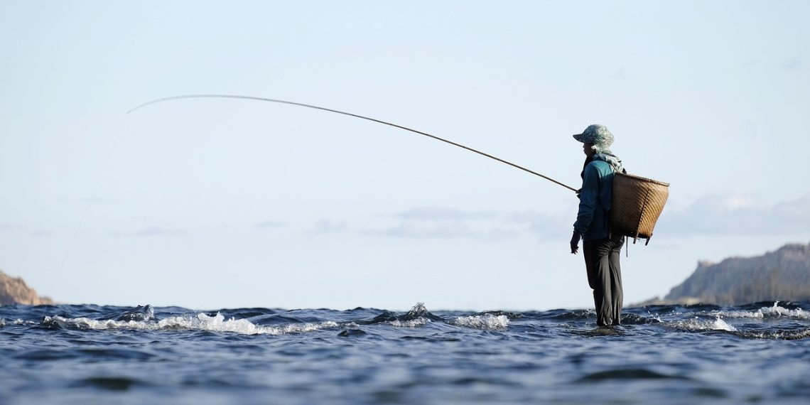 El Consell firma un convenio con el Gobierno para otorgar licencias interautonómicas de caza y pesca en aguas continentales