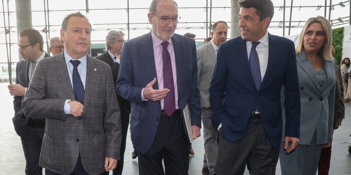 Carlos Mazón apunta “un cambio de tendencia hacia la recuperación del sector cerámico con un aumento de la creación de empleo y de la producción”