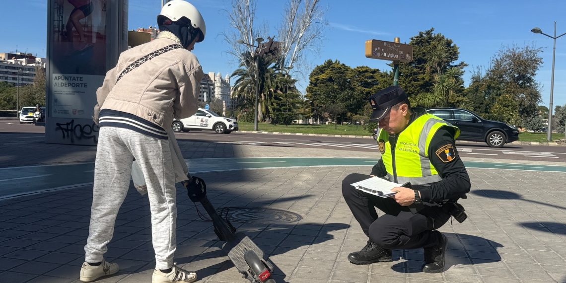 La Policía Local de València refuerza el control sobre patinetes y bicicletas con más de 300 controles