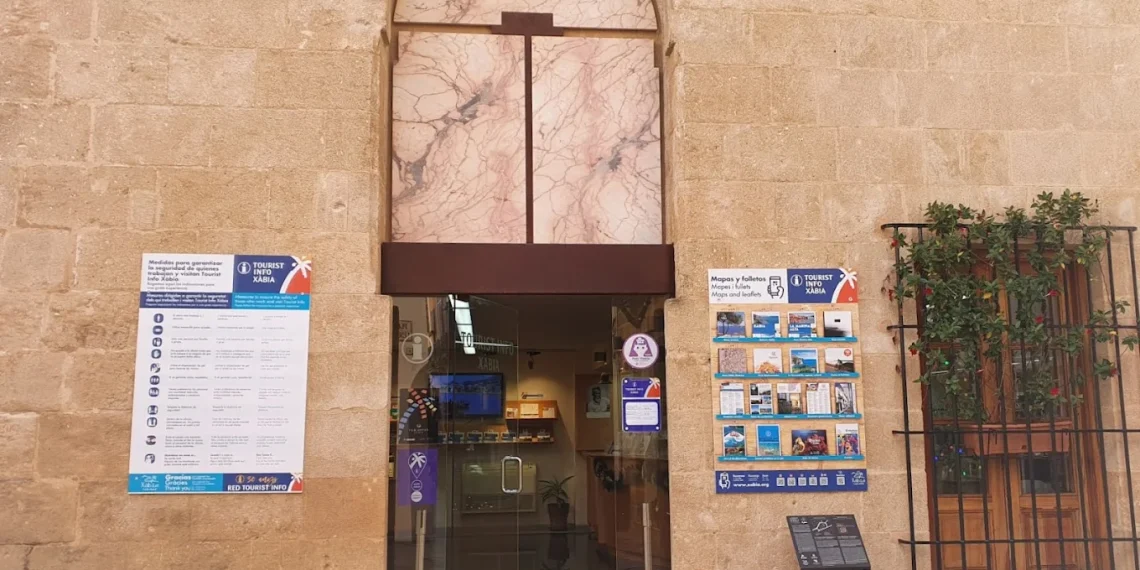 El Consell se une al Ayuntamiento de Jávea para impulsar el programa de la Red Tourist Info en la localidad