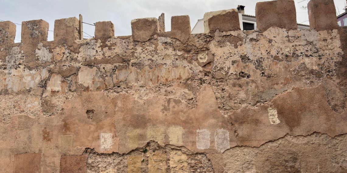 Cultura suspende la restauración de la muralla de Alzira y acuerda con el Ayuntamiento redefinir la intervención