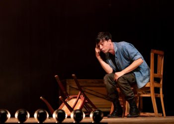 La Compañía Criolla presenta ‘El Brote’ en el Teatro Rialto, una obra cómica y metateatral que explora las obsesiones y neurosis contemporáneas.