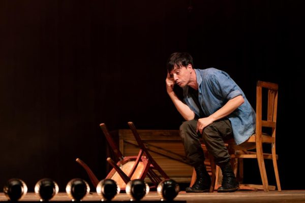 La Compañía Criolla presenta ‘El Brote’ en el Teatro Rialto, una obra cómica y metateatral que explora las obsesiones y neurosis contemporáneas.