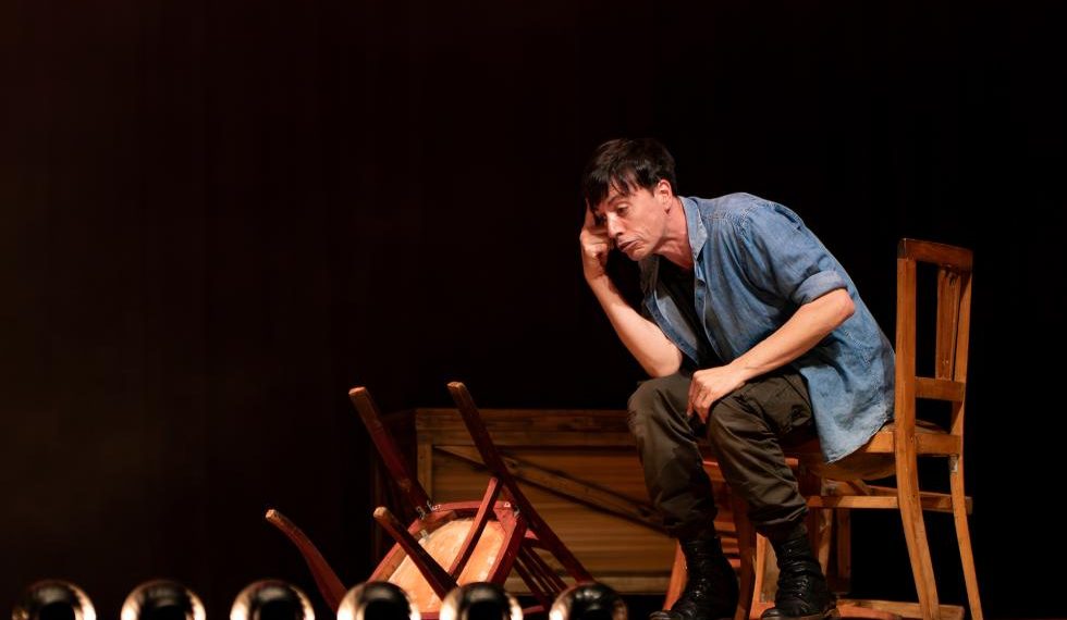 La Compañía Criolla presenta ‘El Brote’ en el Teatro Rialto, una obra cómica y metateatral que explora las obsesiones y neurosis contemporáneas.