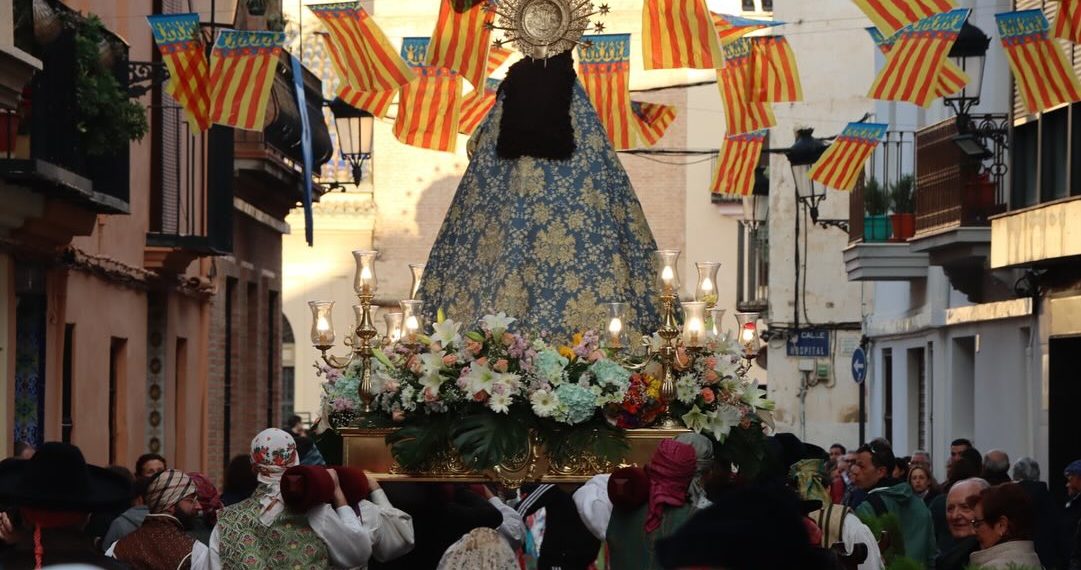 Torrent celebra la primera tarde en honor a la Virgen de los Desamparados con el Traslado organizado por la Falla Barri Cotxera