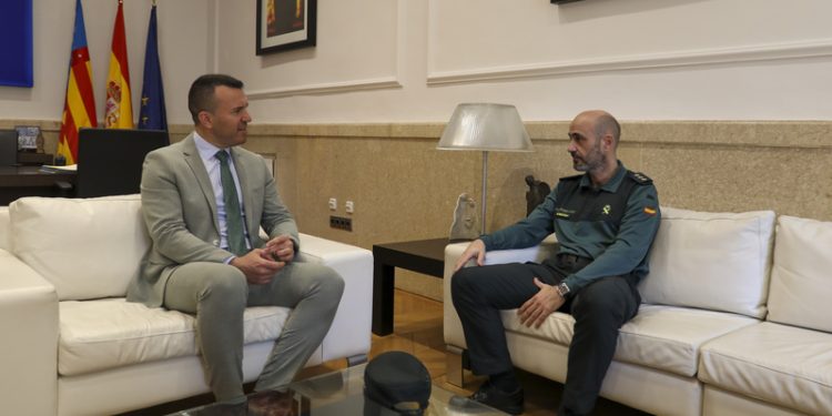Vicent Mompó recibe al nuevo jefe de la Comandancia de la Guardia Civil de Valencia, Juan Martínez Ros