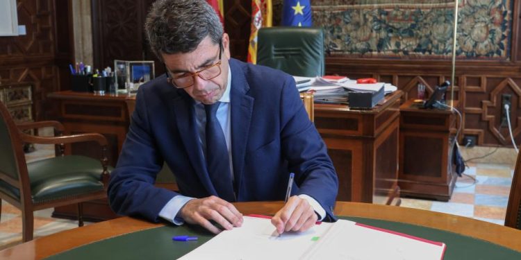 Carlos Mazón: “En una semana hemos atendido 105 solicitudes de comisiones falleras para apoyarles en sus actividades durante estas Fallas”