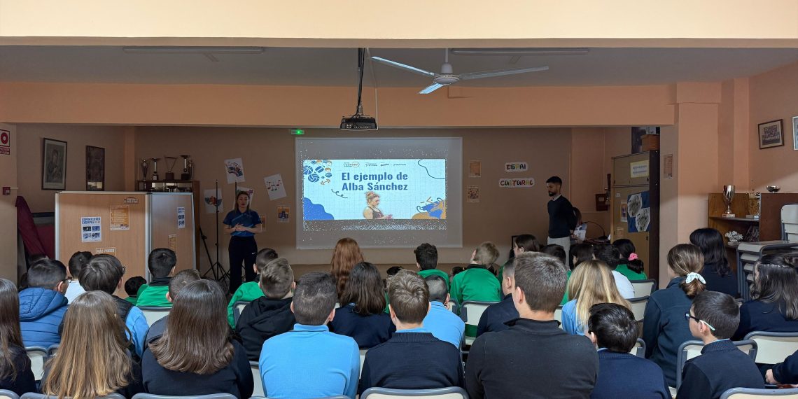 La haltera Alba Sánchez muestra su ejemplo de lucha contra el bullying a niños y niñas de la Comunitat de l’Esport