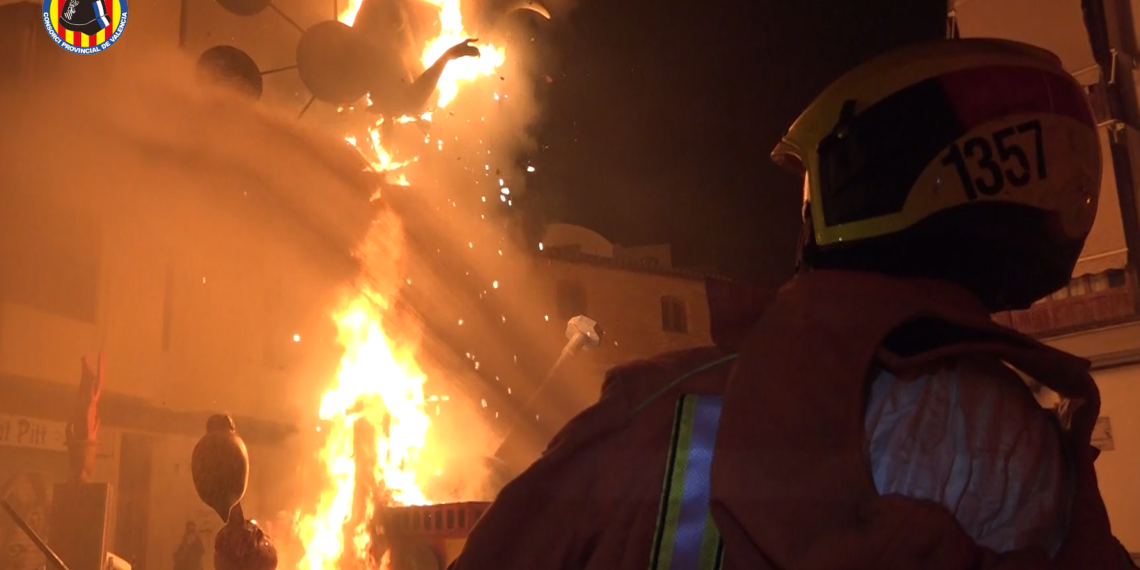 El Consorcio de Bomberos de València desplegó un dispositivo de 350 efectivos para la Cremà