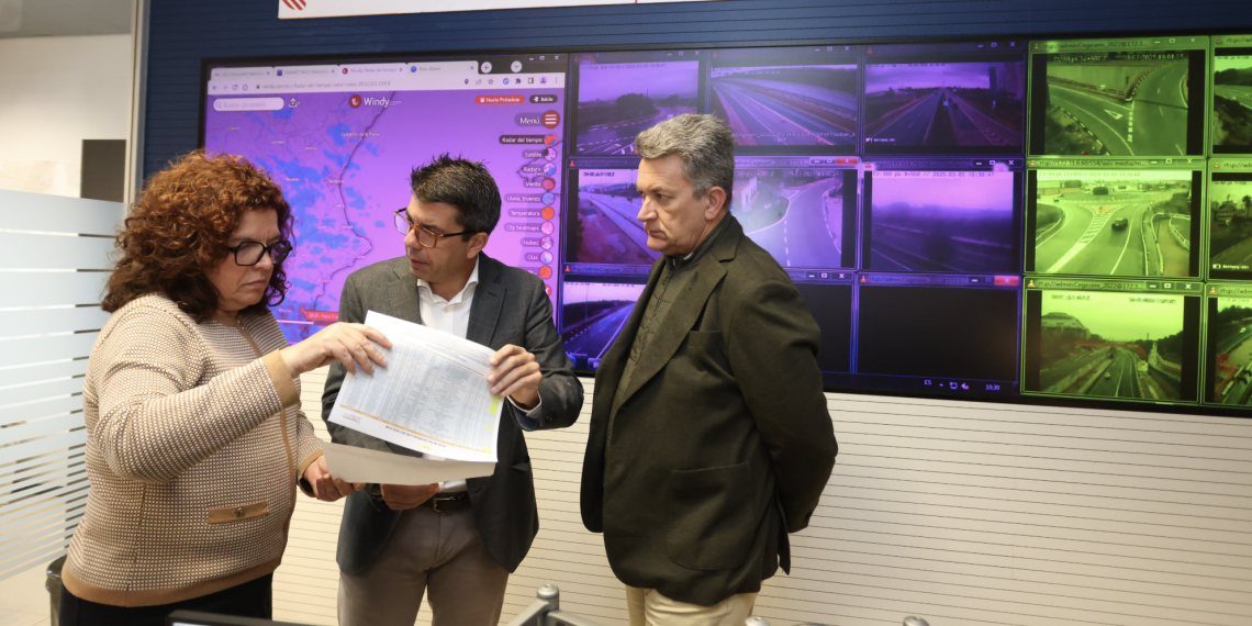 Carlos Mazón visita el Centro de Gestión de Servicios de Movilidad para supervisar el estado de las carreteras provinciales y autonómicas
