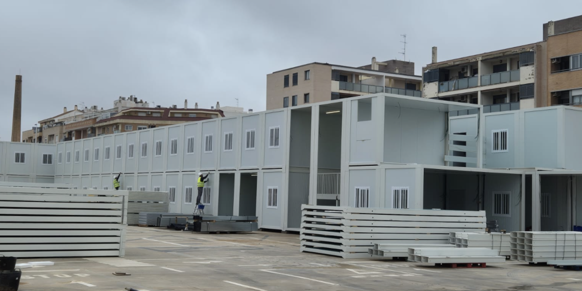 Educación supervisa la instalación de aulas provisionales en centros afectados por la riada en Valencia