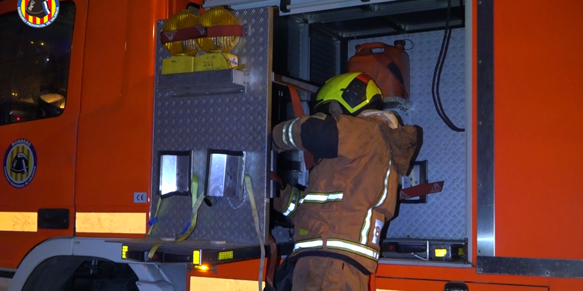 Incendio industrial en Burjassot moviliza a bomberos y obliga a cortes en la CV-35