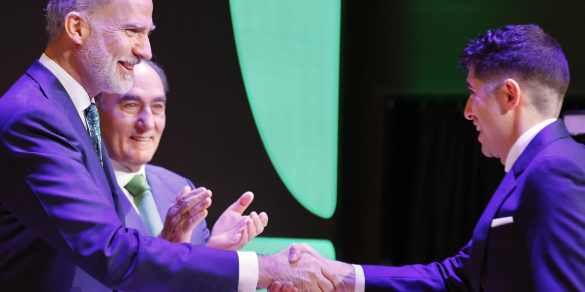 Su Majestad el Rey hace entrega de las Becas Iberdrola, que impulsan el talento, la formación de excelencia y la empleabilidad