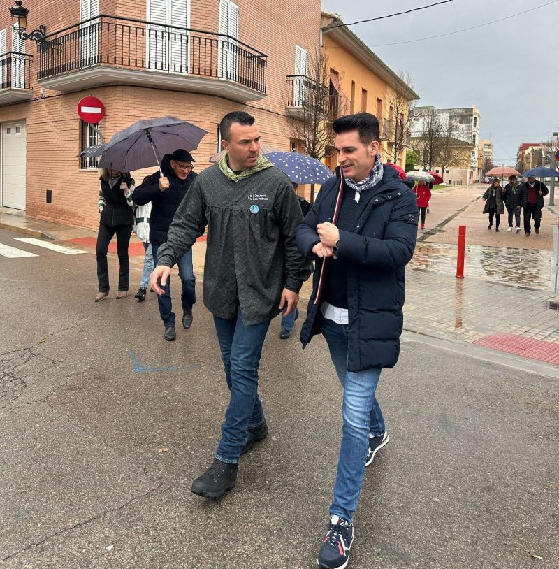Vicente Mompó, acompañado por el portavoz del PP local, Javi González ‘Viza