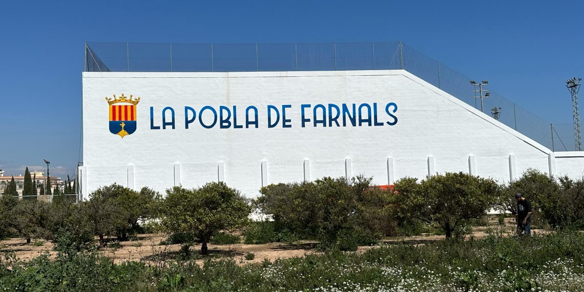 El Ayuntamiento de La Pobla de Farnals renueva la pared exterior del frontón municipal con el escudo oficial del municipio