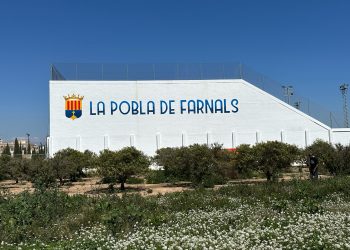 El Ayuntamiento de La Pobla de Farnals renueva la pared exterior del frontón municipal con el escudo oficial del municipio