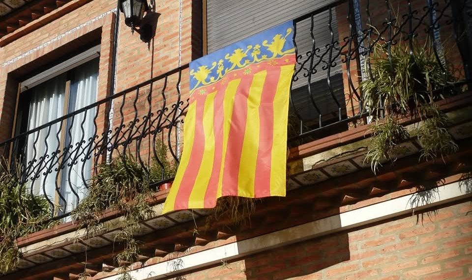 Lo rat penat impulsa la campanya “Senyeres al balcó”
