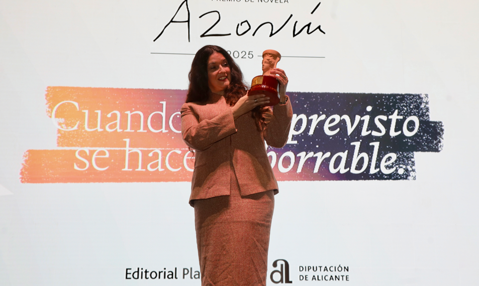 La escritora Rosario Raro gana el Premio Azorín de Novela 2025 con su obra ‘La novia de la paz’