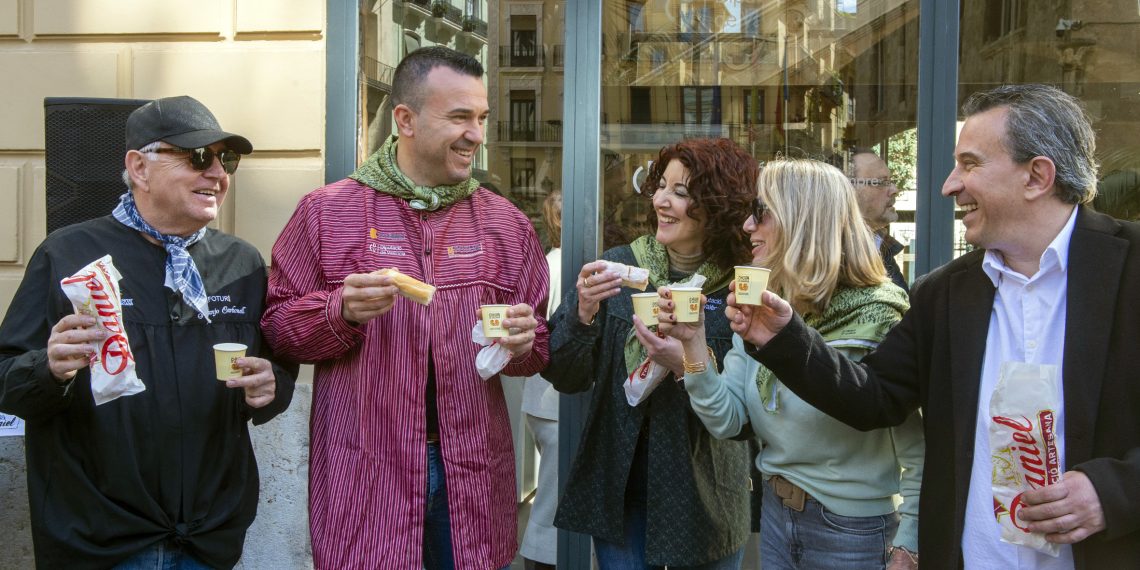 Cientos de valencianos disfrutan de la Horchatada y Naranjada Fallera en la Diputació de Valencia