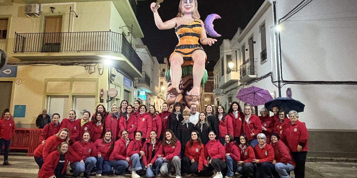 Las mujeres de una falla de El Puig plantan al tombe su monumento en el 8M