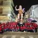 Las mujeres de una falla de El Puig plantan al tombe su monumento en el 8M