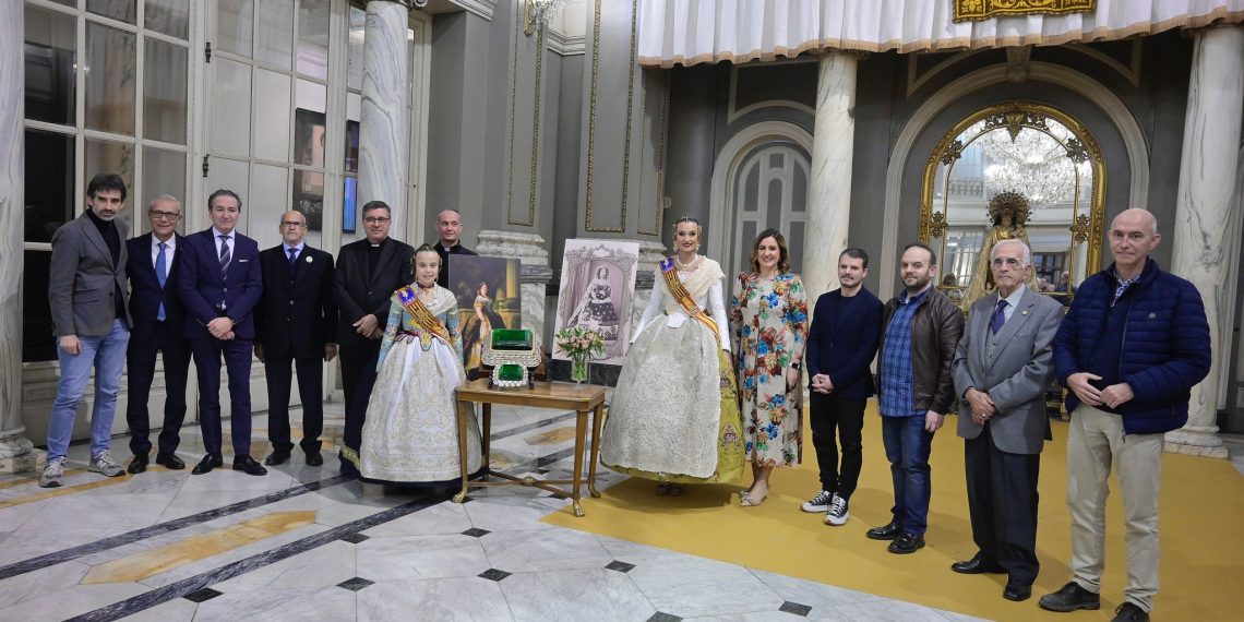 La Geperudeta estrena este año en la Ofrenda una réplica de la joya regalada por Isabel II