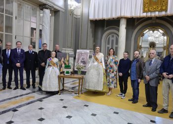 La Geperudeta estrena este año en la Ofrenda una réplica de la joya regalada por Isabel II