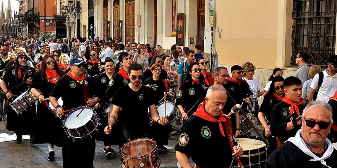 La Federación de Casas de Castilla-La Mancha en Valencia celebra el homenaje a Cervantes con un tributo a los fallecidos y afectados por la Dana