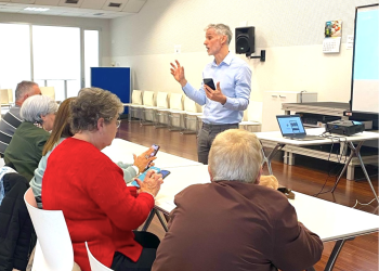 Éxito de participación en las charlas sobre el uso del móvil para mayores en Torrent