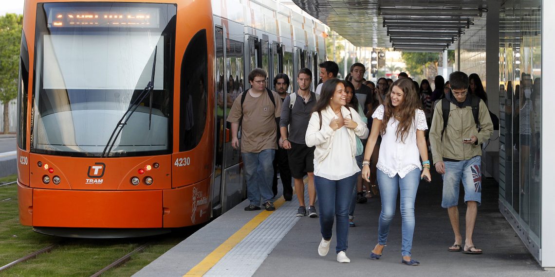 Estudiantes de la Universidad de Alicante usan la Linea 2 del TRAM para llegar a clase / FOTO: ALEX DOMINGUEZ