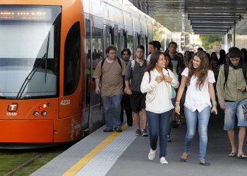 Estudiantes de la Universidad de Alicante usan la Linea 2 del TRAM para llegar a clase / FOTO: ALEX DOMINGUEZ