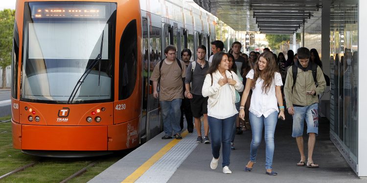 Estudiantes de la Universidad de Alicante usan la Linea 2 del TRAM para llegar a clase / FOTO: ALEX DOMINGUEZ