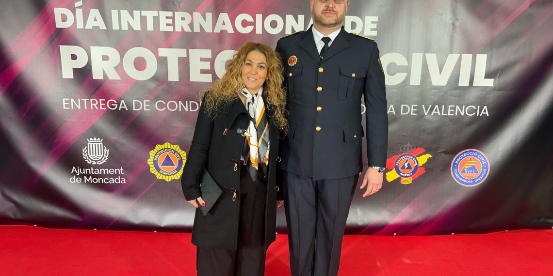 Francisco Lona recibe la Cruz al Mérito Profesional por su liderazgo durante la barrancada del 29 de octubre y meses posteriores
