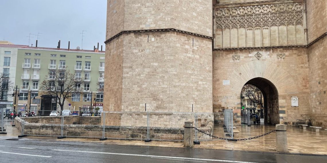 El Ayuntamiento completa la instalación del vallado protector de los monumentos de la ciudad para las Fallas