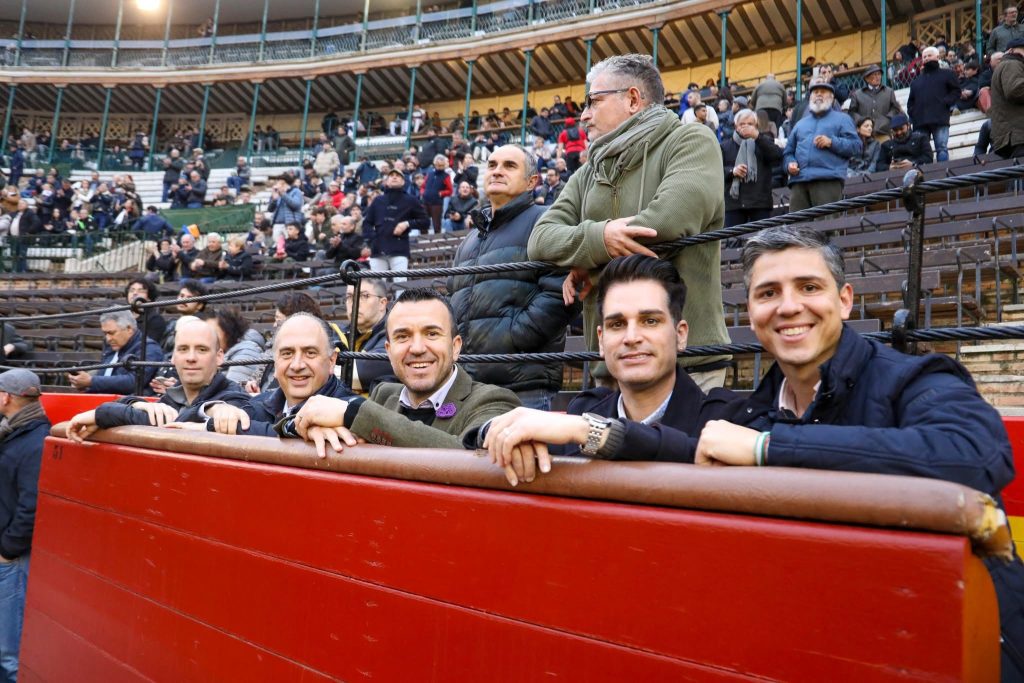 Hoy, sábado, primer día de Feria Taurina de las Fallas 2025 se ha constituido el jurado taurino de la Diputació de València para la presente edición. Como viene siendo costumbre, el presidente del mismo es el President de la Diputació, Vicente Mompó, mientras que el vicepresidente es el asesor de gobierno de la Diputació Javi González ‘Viza’. La funcionaria María José Rodríguez ejerce el cargo de secretaria.Los miembros del jurado tendrán que valorar y decidir qué profesionales van a ser los premiados de las Fallas 2025. Hay 5 categorías: Premio al mejor subalterno, mejor faena de novillero, mejor toro de feria, mejor ganadería y mejor faena de matador de toros. JURADO TAURINO FALLAS 2025 1. Vicent Mompó, Presidente 2. Javi González ‘Viza’, Vicepresidente 3. María José Rodríguez, secretaria Vocales: 4. Jorge Casals (periodista) 5. Pedro Toledano (periodista) 6. Francisco Delgado (periodista) 7. Enrique Amat (periodista) 8. Julio Aguado (Ayuntamiento de València) 9. Vicente Albir (Ex Policía Nacional) 10. Antonio Calvo (picador) 11. José Fernando Arévalo (banderillero) 12. Cristóbal Zaragozá (médico) 13. Gerardo Rojo (veterinario) 14. Agustín Colomar (presidente UTAV) 15. José Luis Cuerda (presidente ASABAF) 16. Joaquín Morales (presidente Tinto y Oro) 17. Joaquín Ródenas (presidente FTV) 18. Guillem García (presidente Tendido Joven) 19. Alejandro Cortijo (Burladero Joven) 20. Ramón Bellver ‘El Blanco’ (recortador) 21. Francisco Roger (Ateneo Mercantil) 22. Vicente Ruiz ‘El Soro’ (torero) 23. Javier Vázquez (torero) 24. Alberto de Jesús (fotógrafo) 25. Carlos ‘Litugo’ (fotógrafo) Hoy se ha constituido del jurado taurino de la diputació, Fallas 2025. Te mando un breve escrito por si consideras oportuno publicarlo Con el director general de interior, Vicente Huet; el Conseller de Emergencias e Interior, Juan Carlos Valderrama; el presidente de la Diputació, Vicente Mompó; su asesor de gobierno, Javi González ‘Viza’ y José Arévalo, concejal del PP 