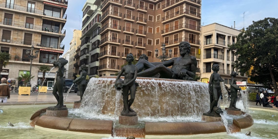La fuente del Túria de la plaza de la Mare de Déu ya luce limpia y rehabilitada para la Ofrenda