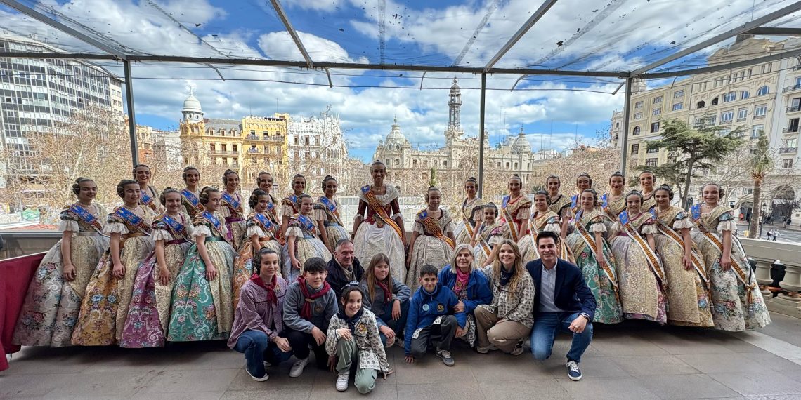Les falles d’Albalat i els regidors han disfrutat de la «Mascletá» des de el balcó de l’Ajuntament de Valéncia
