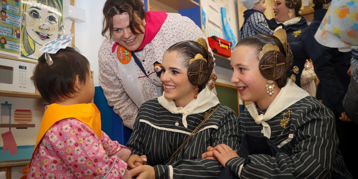 Las Falleras Mayores de Torrent continúan con sus visitas institucionales y escolares en la previa de la Plantà