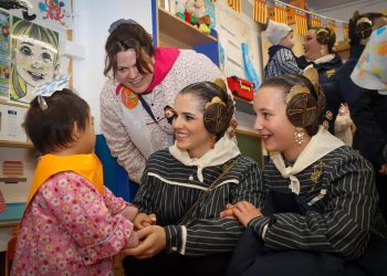 Las Falleras Mayores de Torrent continúan con sus visitas institucionales y escolares en la previa de la Plantà