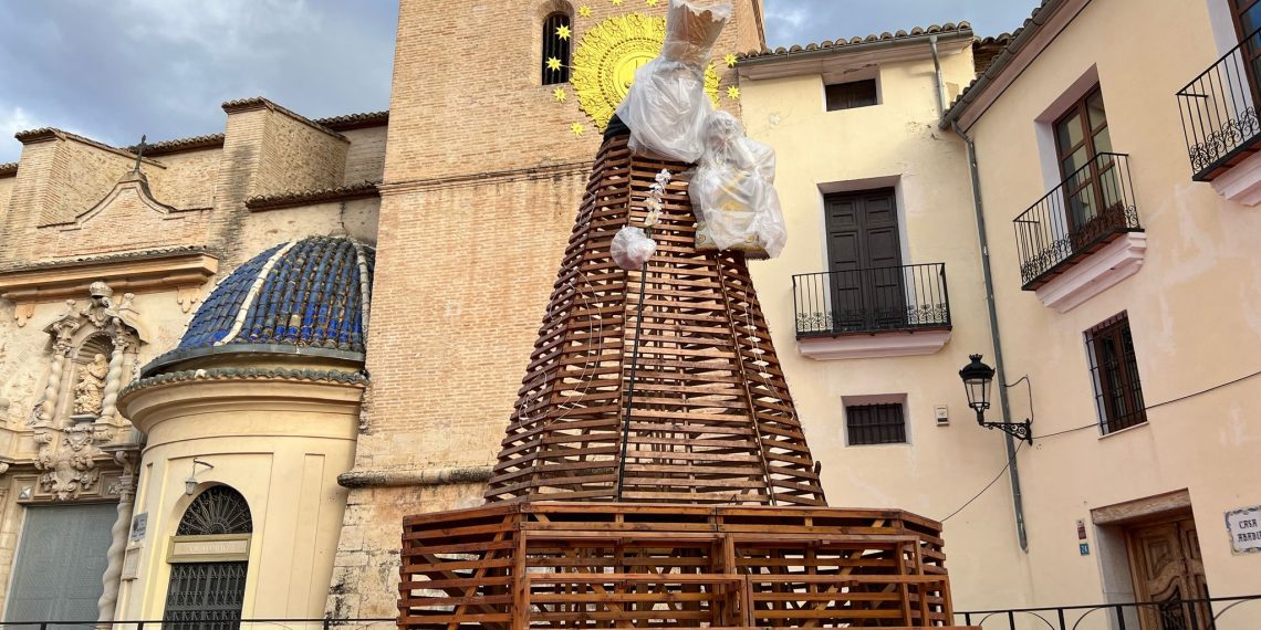 Del barro a portar los ramos de miles de torrentinas en la Ofrenda