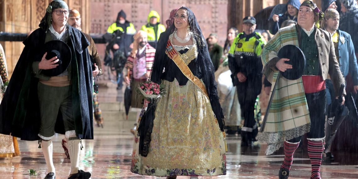 La alcaldesa María José Catalá participa en la ofrenda de Valencia