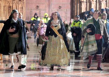 La alcaldesa María José Catalá participa en la ofrenda de Valencia