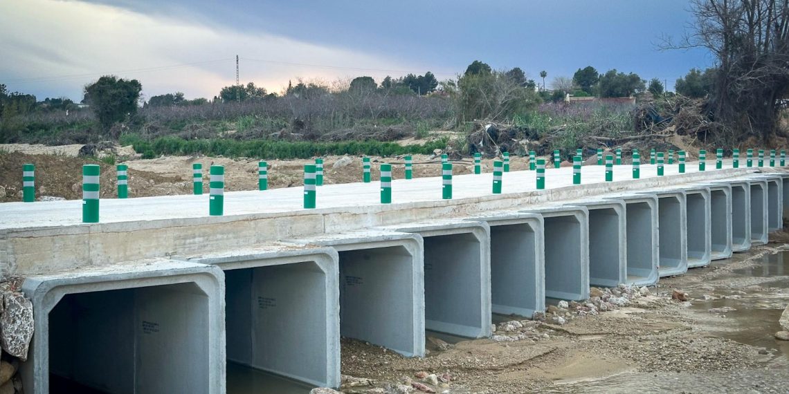 Agricultores y vecinos de Torrent vuelven a circular por el paso de Xarcos Secs que se ha elevado dos metros
