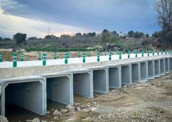 Agricultores y vecinos de Torrent vuelven a circular por el paso de Xarcos Secs que se ha elevado dos metros