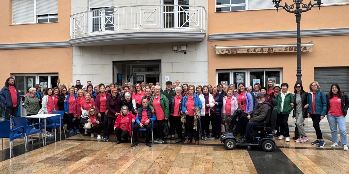 El Centro Integral de Mayores de Sueca se une a la conmemoración del 8M con la celebración de una caminata saludable