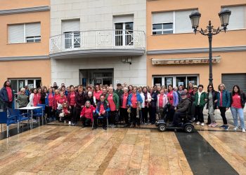El Centro Integral de Mayores de Sueca se une a la conmemoración del 8M con la celebración de una caminata saludable